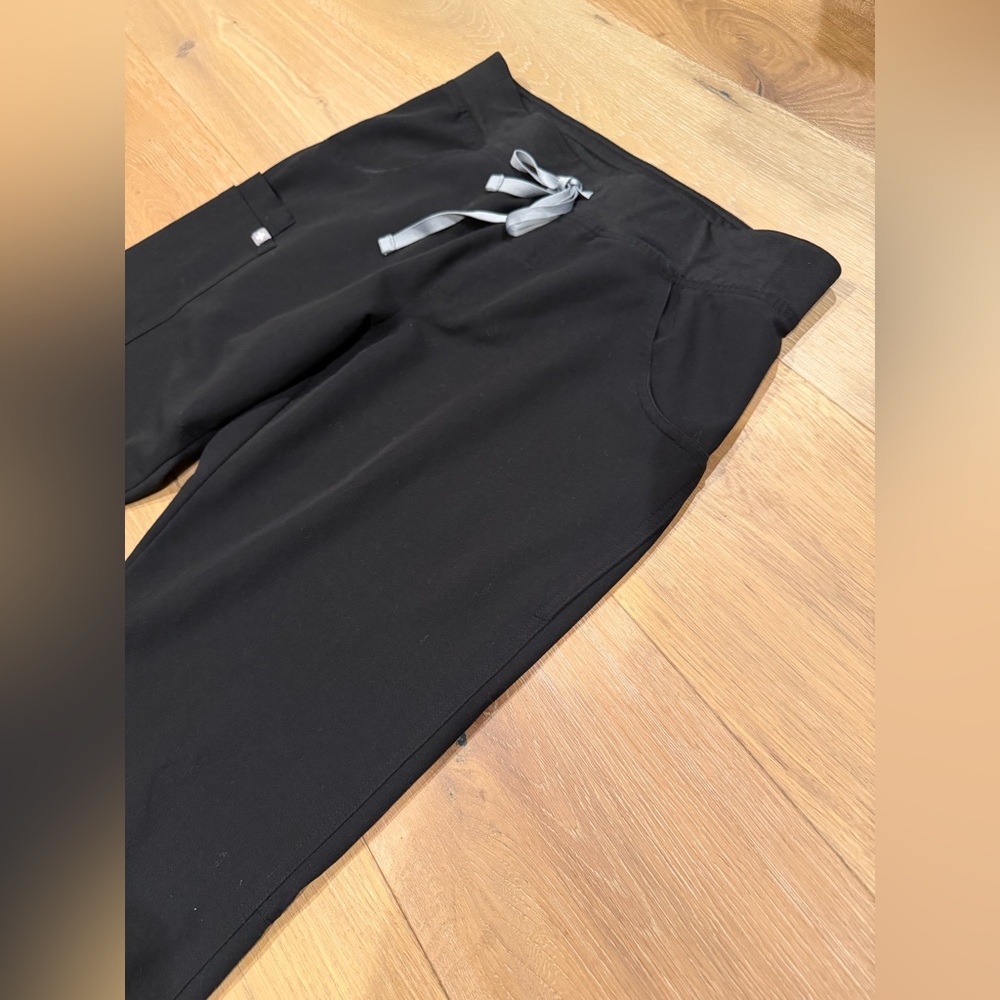 FIGS Women's Kade Cargo Scrub Pants Black Size Medium with Gray Drawstring - Picture 8 of 12